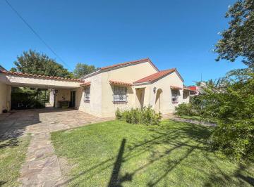 Casa · 346m² · 9 Ambientes · 2 Cocheras · Casa de 4 Dorm. con Gran Terreno de 1.400 m² en Fisherton