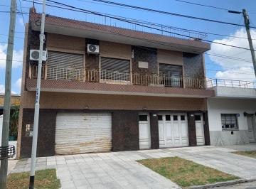 Casa · 290m² · 6 Ambientes · 5 Cocheras · Dos Tipo Casa en Block, Sobre Lote Propio con Garage y Local