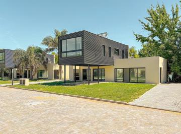 Casa · 130m² · 3 Ambientes · 2 Cocheras · Casa 2 Hab con Jardín, Catamarca 1140 - Funes.