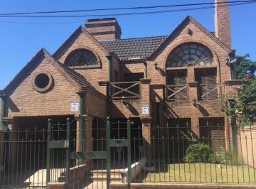 Casa · 275m² · 6 Ambientes · 2 Cocheras · Venta de Excelente Casa de 381 m² con Piscina y Quincho en Centro de Pte Derqui - a Refaccionar