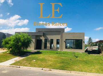 Casa · 190m² · 4 Ambientes · 3 Cocheras · Venta Casa San Sebastián Área 1