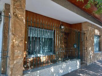 Casa de 3 ambientes, Lanús · Casa Tipo Chalet de 3 Ambientes con Jardin, Cochera, Patio y Terraza. 176 m² Totales