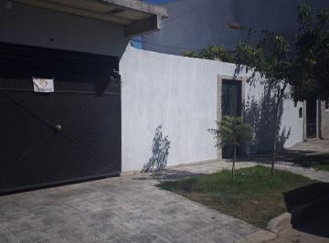 Casa · 80m² · 2 Dormitorios · 5 Cocheras · Chalet en Venta en Ituzaingó