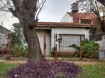 Casa · 80m² · 2 Dormitorios · 1 Cochera · Chalet en Venta en Ituzaingo Norte a Reciclar