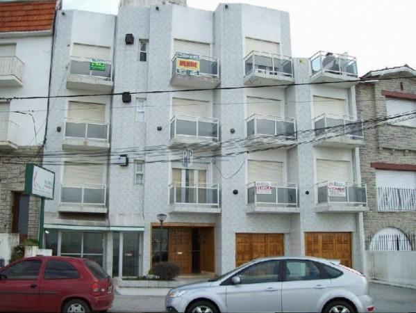 1 ambiente: living comedor, cocina separada, baño, balcon. Excelente vista al mar.