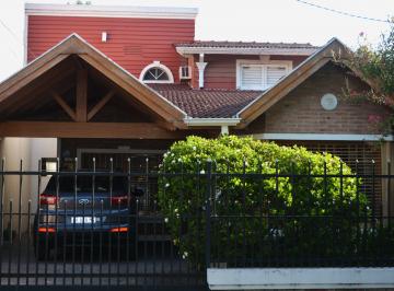Casa de 5 ambientes, Morón · Propiedad en Excelente Estado de Conservacion en Zona Centrica de Castelar.
