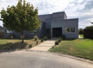 Casa · 160m² · 4 Ambientes · 6 Cocheras · Casa en El Golf Cantón