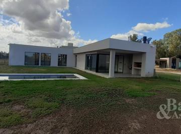 Casa · 202m² · 5 Ambientes · 2 Cocheras · Casa a Estrenar en Barrio La Magdalena