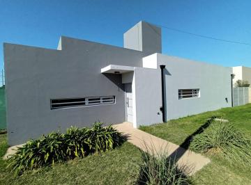 Casa de 3 ambientes, Bahía Blanca · Alquiler Casa 2 Dormis 1 Baño Piscina!