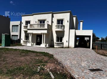 Casa · 191m² · 5 Ambientes · 2 Cocheras · Casa en Venta en Chateau Pilar