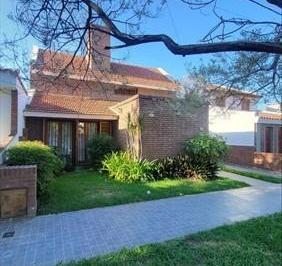 Casa · 302m² · 5 Ambientes · Barrio Artigas, Apto Credito, 4 Dorm., Living, Cocina Comedor, Escritorio