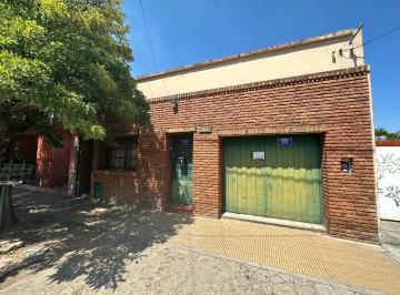 Casa · 100m² · 4 Ambientes · 1 Cochera · En Venta | Hermosa Propiedad en Moreno Sur con Entrada de Auto y Amplio Parque en Barrio Residencial