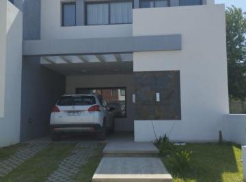 Casa · 170m² · 3 Ambientes · 1 Cochera · Excelente Duplex en Barrio La Calandria, Calidad Unica!