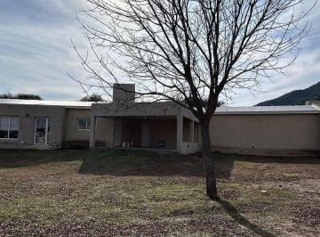 Casa · 245m² · 4 Ambientes · 2 Cocheras · 1313 - Hermosa Propiedad en Venta en B° Privado Los Milagros