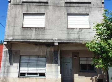 Casa · 200m² · 4 Ambientes · Casa Sobre Importante Lote de 375 m²