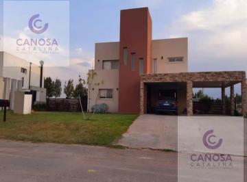 Casa · 260m² · 4 Ambientes · 4 Cocheras · Casa en Cruz del Sur