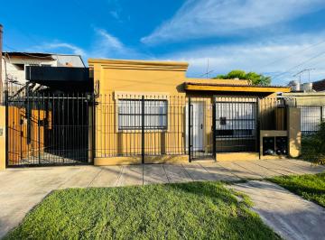 Casa de 3 ambientes, Morón · Casa 3 Ambientes con Pileta y Departamento 3 Ambientes. Ideal 2 Familias