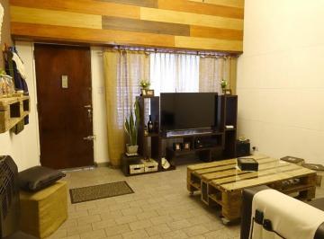 Casa · 150m² · 5 Ambientes · 1 Cochera · Venta Casa de Tres Ambientes en Lanus