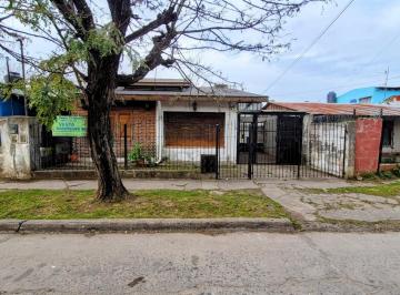 Casa · 240m² · 3 Ambientes · /venta - Casa - Florencio Varela - Bulnes Al 100