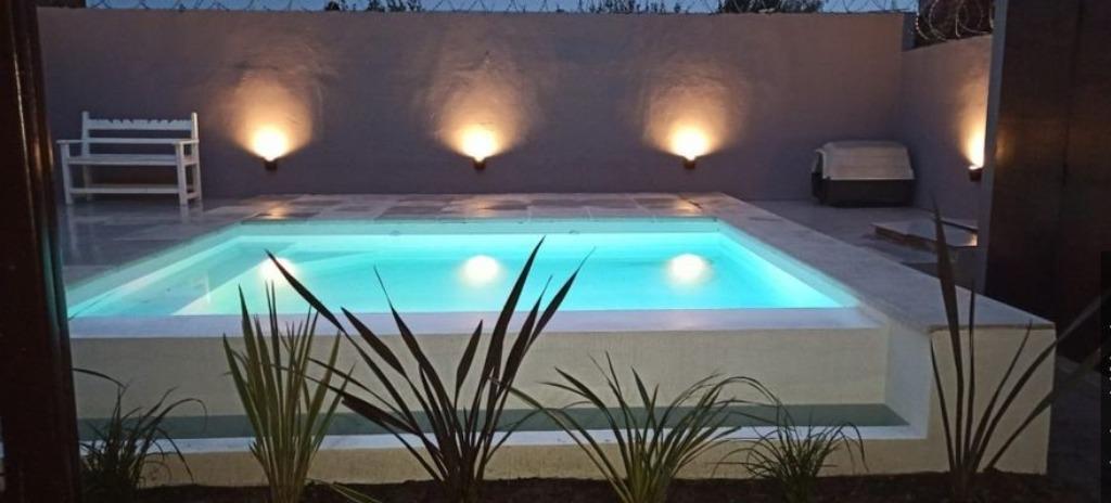 Se vende esta moderna propiedad en el barrio los pinares plasmada sobre lote propio de 8.50 X 26 mts
