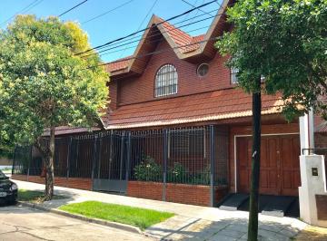 Casa de 6 ambientes, San Isidro · Excelente Chalet de 4 Dorm. + Habitación de Serv. Jardín y Cochera Cubierta