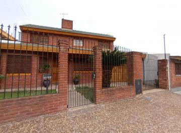 Casa · 224m² · 5 Ambientes · 2 Cocheras · Casa en Lomas del Mirador