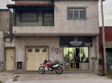 Casa · 205m² · 4 Ambientes · 2 Cocheras · Chalet 3 Amb + Local + Depto 2 Amb y Garage! Oportunidad!