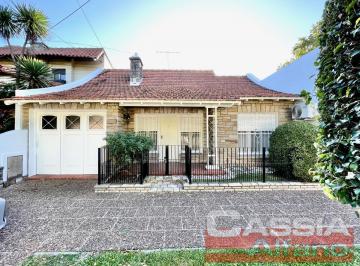Casa · 152m² · 4 Ambientes · 1 Cochera · Chalet Impecable Estado, 4 Ambientes, Garage, Terraza, Gimnasio, Sup Cub. 152 m²