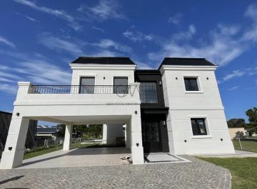 Casa · 222m² · 5 Ambientes · 2 Cocheras · Casa en Venta Rumenco Joven
