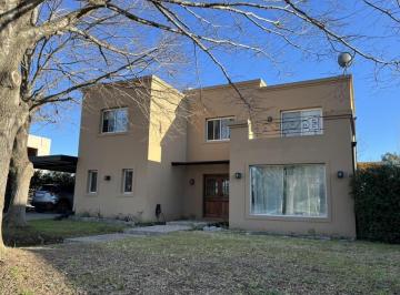 Casa · 211m² · 6 Ambientes · 2 Cocheras · Casa con Pileta en Venta. Lote Interno. Barrio Cerrado San Matias, Escobar