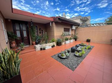Casa · 245m² · 4 Ambientes · 2 Cocheras · Casa 3 Dorm. Reciclada, con Jardín, Pileta y Quincho