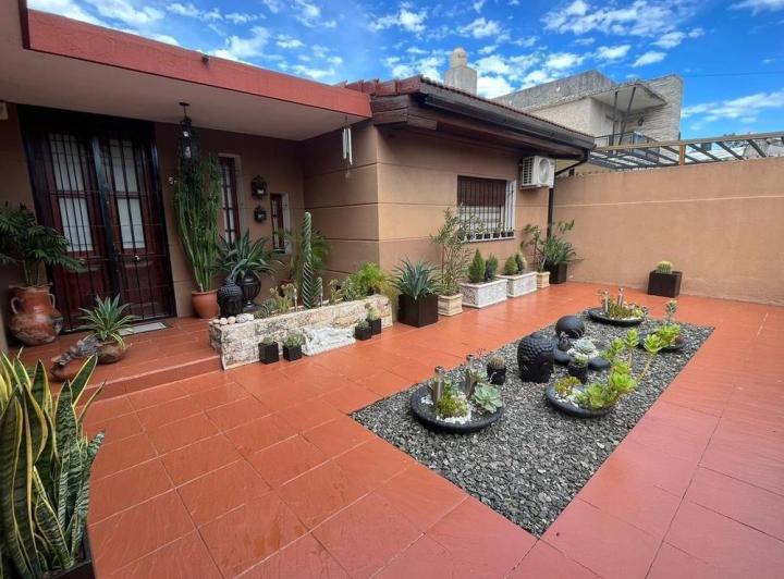 Casa · 245m² · 4 Ambientes · 2 Cocheras