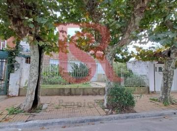 Casa · 1m² · 4 Ambientes · Gz - Venta Casa Al Frente con Jardin Al Frente Tipo Chorizo