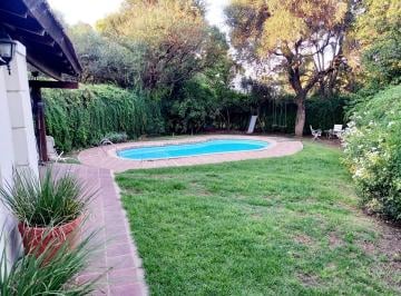 Casa · 231m² · 4 Ambientes · 3 Cocheras · Apto Crédito Va Allende Casa a Mtrs Golf T. 645 m²