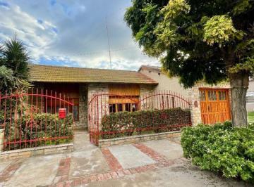 Casa · 130m² · 5 Ambientes · 1 Cochera · Casa en Venta de 2 Dorm. C/ Cochera en Otros Barrios