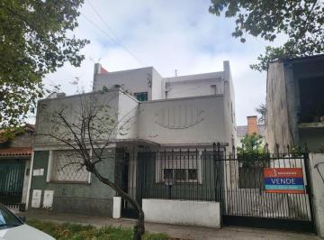 Casa · 200m² · 5 Ambientes · 1 Cochera · Casa y Dpto Sobre Lote de 10x34 m² en Zona Ward