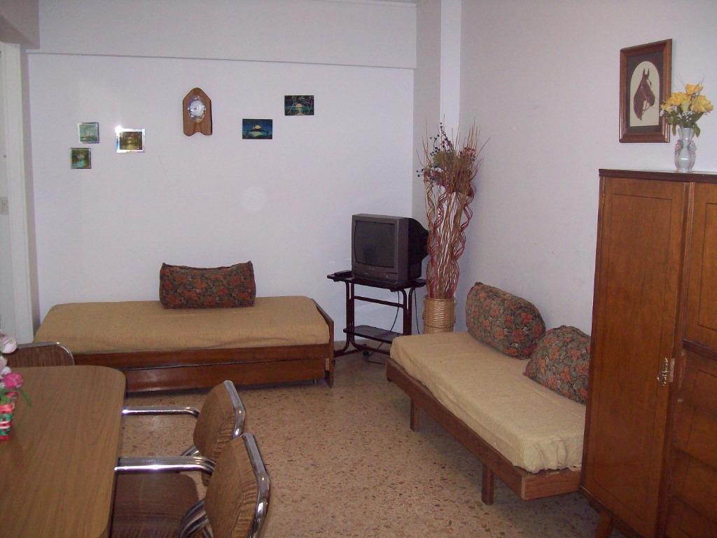 Bolivar Y entre rios, 3º piso. 2 ambientes con dependencia de servicio. A la calle con balcon.