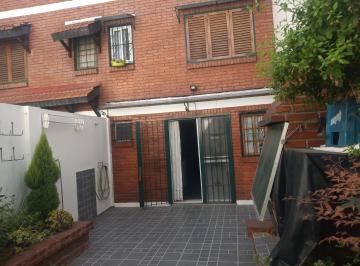 Casa de 4 ambientes, Parque Chacabuco · Hermoso Triplex con Patio y Garage!