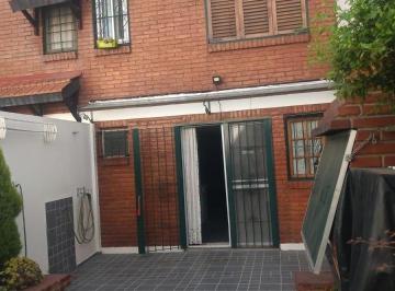 Casa · 145m² · 4 Ambientes · 1 Cochera · Hermoso Triplex con Patio y Garage!