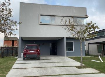 Casa · 200m² · 4 Ambientes · 2 Cocheras · Casa en Araucarias