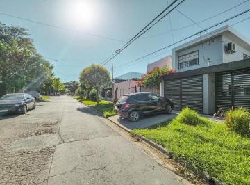 Casa · 98m² · 5 Ambientes · 1 Cochera · Casa de 2 Dorm. Tipo Dúplex en Fisherton