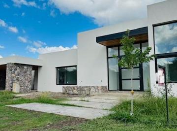 Casa de 4 ambientes, Mendiolaza · Casa en Venta Tres Dorm. en El Terron Contra Fondo Al Golf