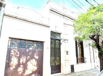 Casa · 220m² · 4 Ambientes · 1 Cochera · Casa Centrica de Estilo