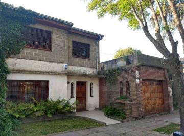 Casa · 190m² · 4 Ambientes · 1 Cochera · Venta de Casa de 4 Ambientes con Fondo y Parrilla