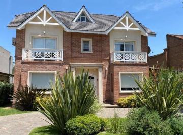 Casa · 236m² · 5 Ambientes · 2 Cocheras · Casa en Venta en Barrio Cerrado Club El Carmen