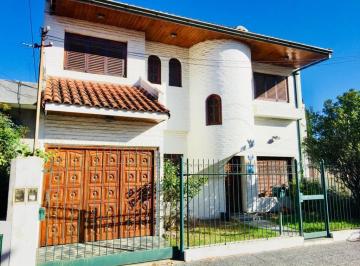 Casa de 6 ambientes, Avellaneda · Amplia Casa en Venta de 6 Ambientes con Cochera y Quincho.