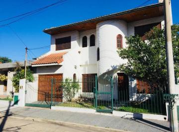 Casa de 6 ambientes, Avellaneda · Amplia Casa en Venta y Alquiler de 6 Ambientes con Cochera y Quincho.