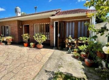 Casa · 145m² · 4 Ambientes · 1 Cochera · Chalet 4 Ambientes Mas Local Al Frente. Apto Credito