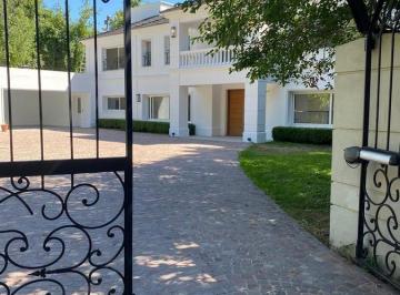 Casa · 700m² · 8 Ambientes · 1 Cochera · Casa en Venta Ubicado en Highland Park Cc, Pilar, G. B. a. Zona Norte