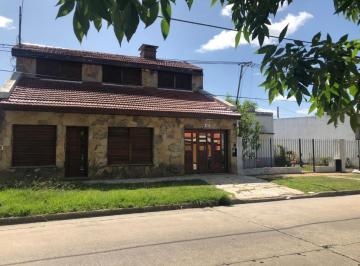 Casa · 220m² · 7 Ambientes · 2 Cocheras · Casa en Venta en Tolosa